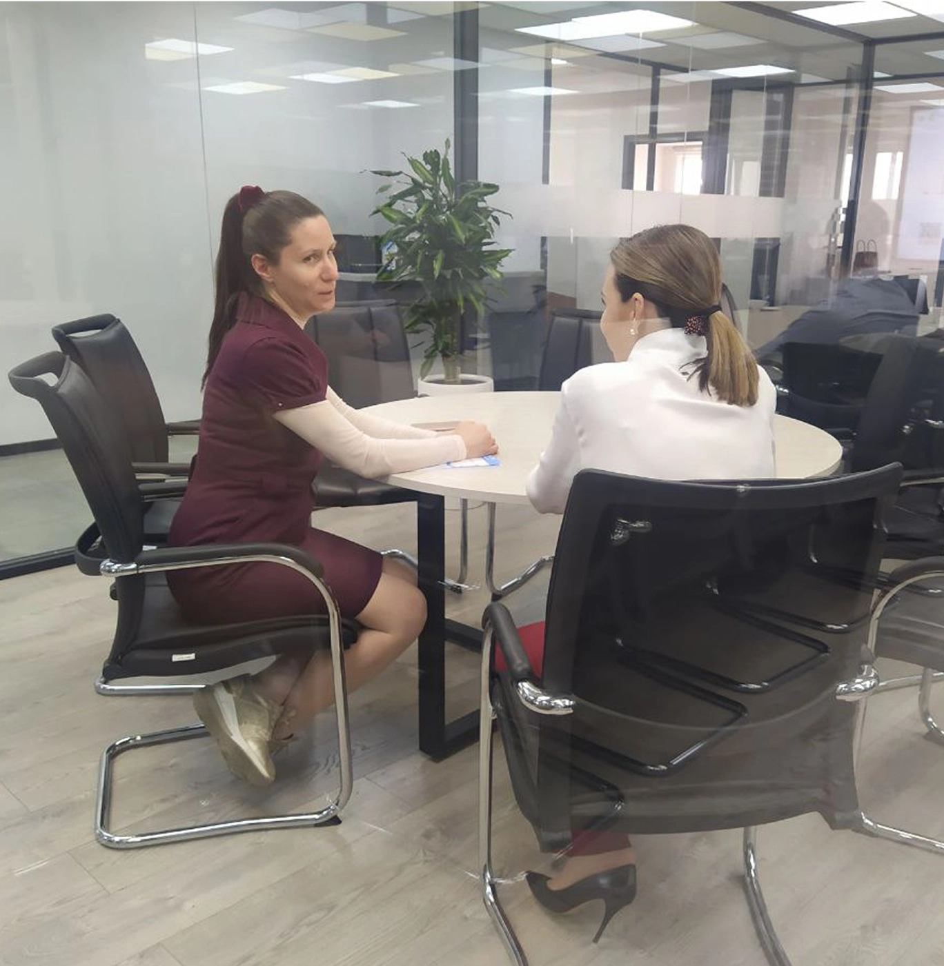Наталія спілкується з клієнткою в офісі